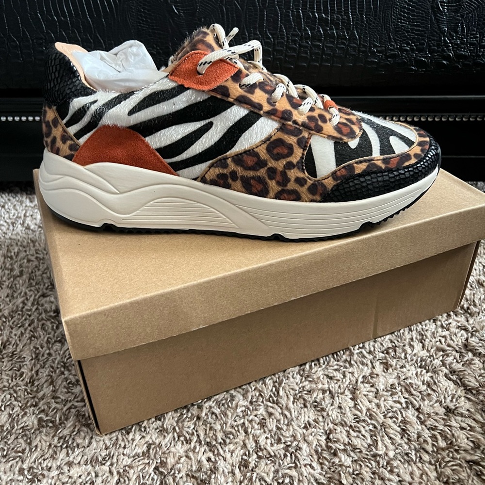 Fashionable tennis shoes